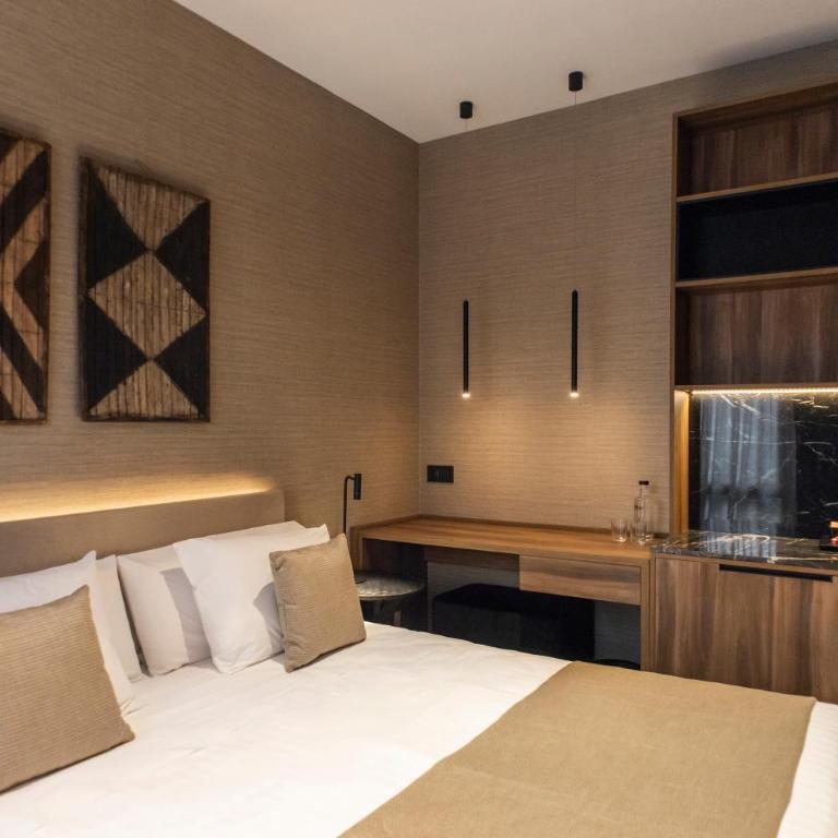 Blanq Gran vía - Double Room with Patio - 4