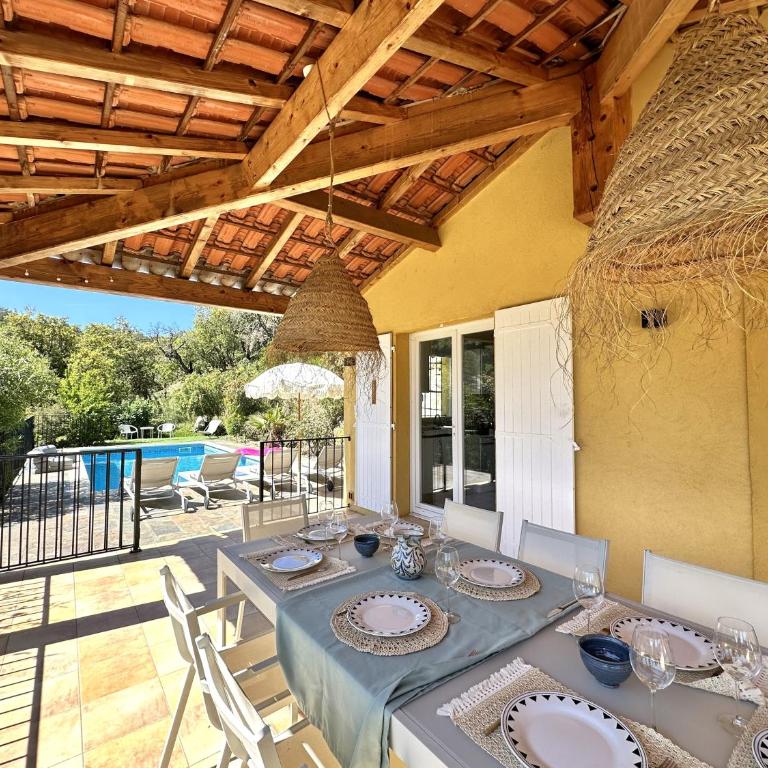 Villa ELODIE climatisée pour 10 personnes avec piscine privée, vue sur les collines et la mer, sur le domaine de Valcros à La L - Maison 5 Chambres - 7