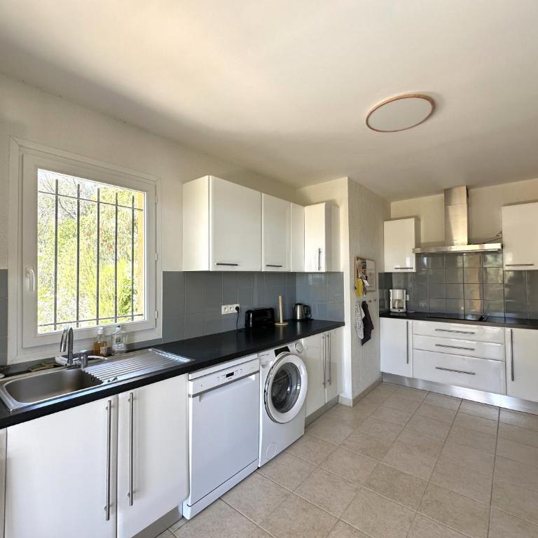 Villa ELODIE climatisée pour 10 personnes avec piscine privée, vue sur les collines et la mer, sur le domaine de Valcros à La L - Maison 5 Chambres - 19