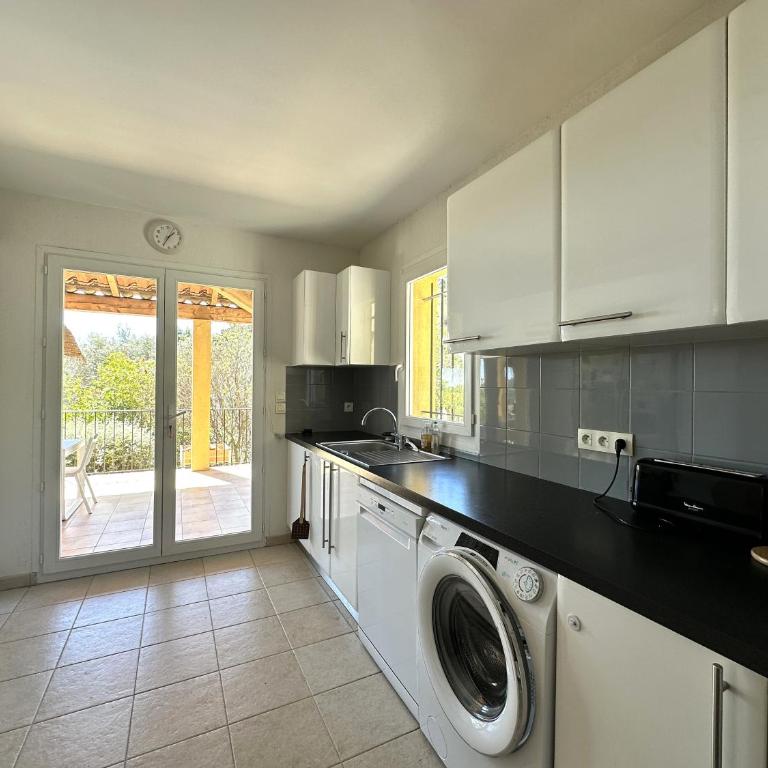 Villa ELODIE climatisée pour 10 personnes avec piscine privée, vue sur les collines et la mer, sur le domaine de Valcros à La L - Maison 5 Chambres - 20