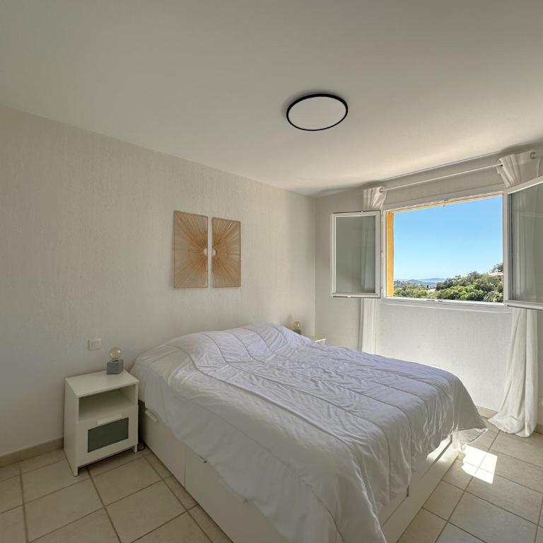 Villa ELODIE climatisée pour 10 personnes avec piscine privée, vue sur les collines et la mer, sur le domaine de Valcros à La L - Maison 5 Chambres - 27