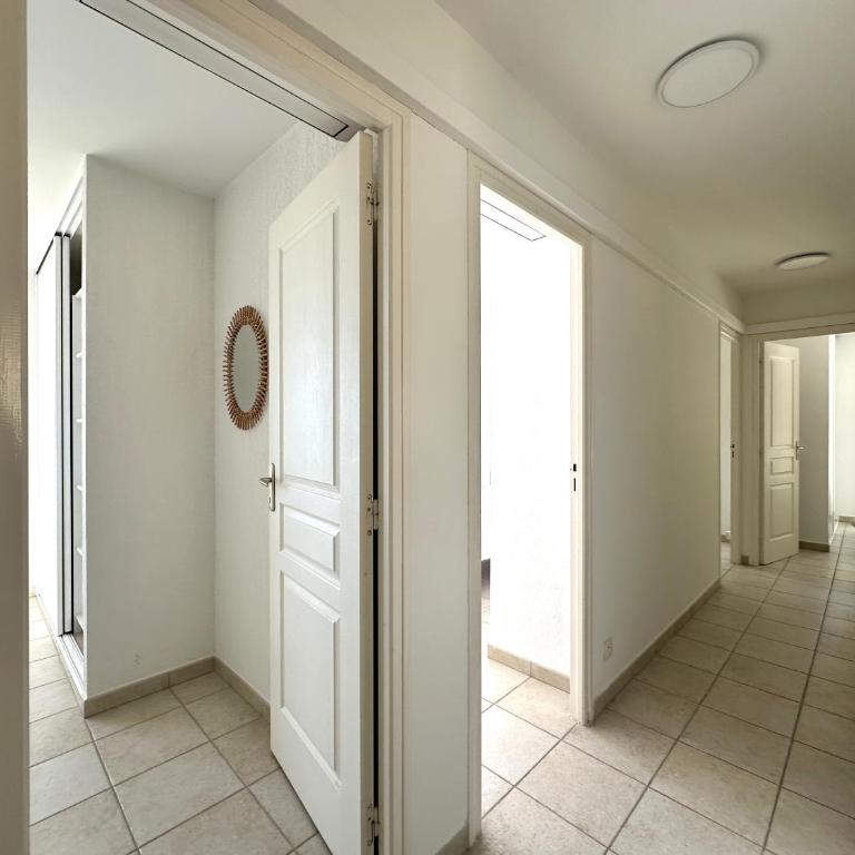Villa ELODIE climatisée pour 10 personnes avec piscine privée, vue sur les collines et la mer, sur le domaine de Valcros à La L - Maison 5 Chambres - 26