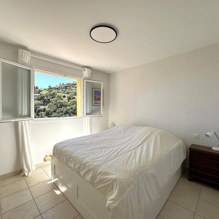 Villa ELODIE climatisée pour 10 personnes avec piscine privée, vue sur les collines et la mer, sur le domaine de Valcros à La L - Maison 5 Chambres - 32