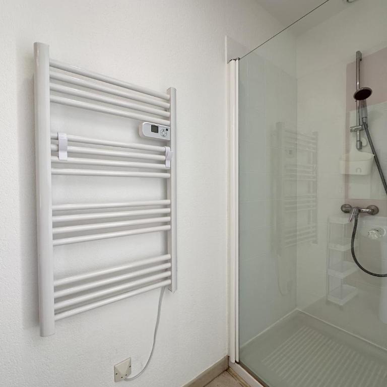 Villa ELODIE climatisée pour 10 personnes avec piscine privée, vue sur les collines et la mer, sur le domaine de Valcros à La L - Maison 5 Chambres - 35