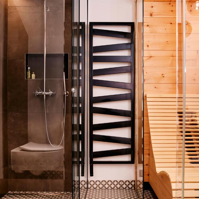 TAUROA Seehotel Grundlsee - Zimmer mit Kingsize-Bett und Seeblick - 5