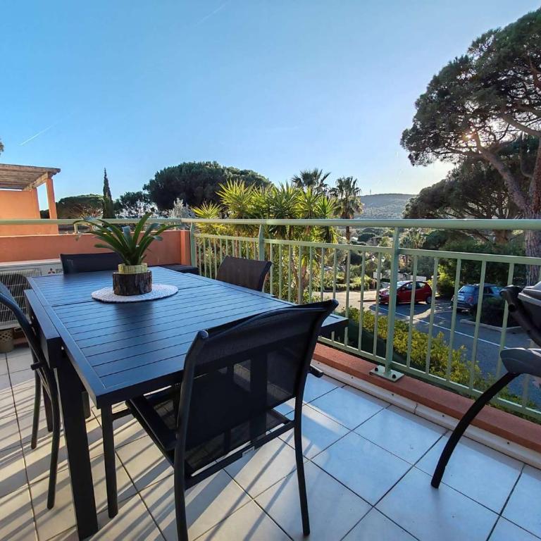 STE MAXIME PARK Coup de Cœur pour Elégant T2 avec Piscine proche centre-ville mer et plage - Apartamento de 1 dormitorio con terraza - 2
