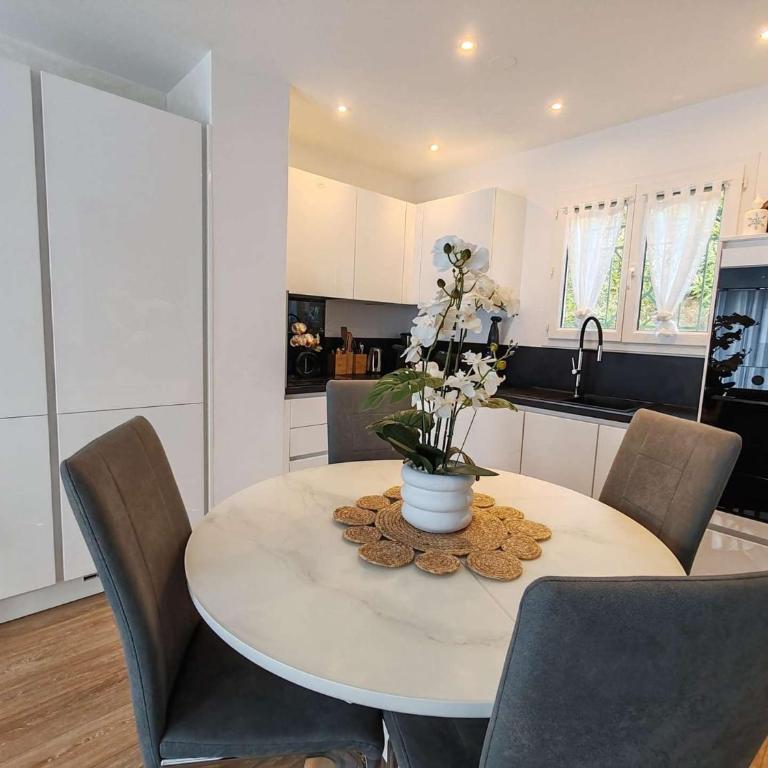 STE MAXIME PARK Coup de Cœur pour Elégant T2 avec Piscine proche centre-ville mer et plage - Apartamento de 1 dormitorio con terraza - 7