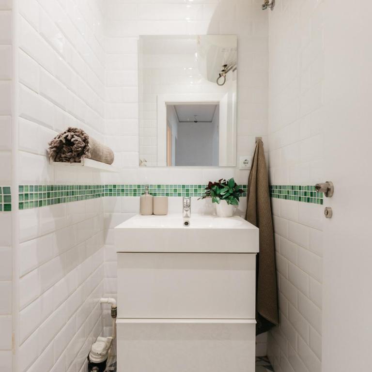 Your Sunny & Spacious Portview Home - Three-Bedroom Apartment - 51