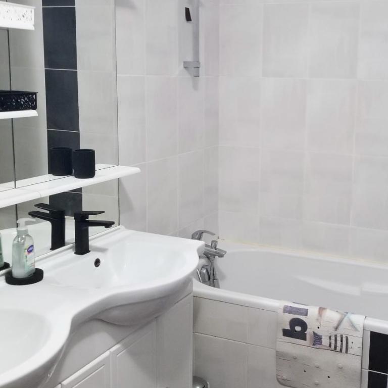 VERT Paradis ST CYPRIEN GOLF CLAIR 3 étoiles, 80 m2 avec Terrasse Pergola, Vue apaisante sur Pins parasols, 2è étage, 2 chambres, 3 CLIM, WIFI - Piscine, Parking et Park à vélos, Ascenseur - en Option Linge, Ménage - Pistes cyclables, Mer à proximité - Two-Bedroom Apartment - 45
