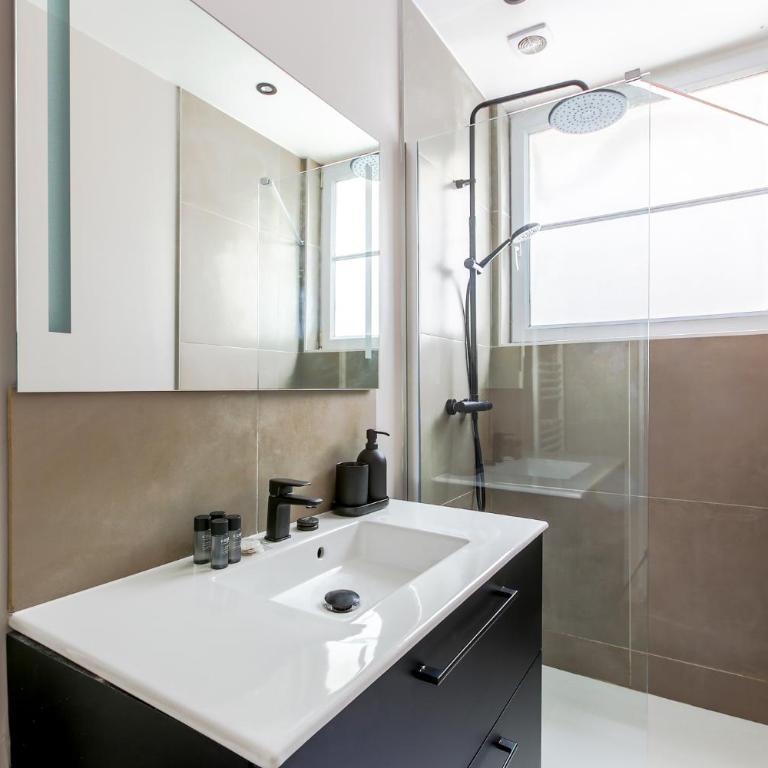 Elegant 1-Bedroom Apartment on Rue Saint-Dominique - Appartement 1 Chambre - 2