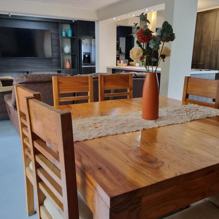 Casa Familiar - Three-Bedroom House - 10