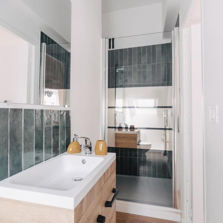 Le Bleu Urbain Logement Chic en Centre-Ville - Appartement 2 Chambres - 16