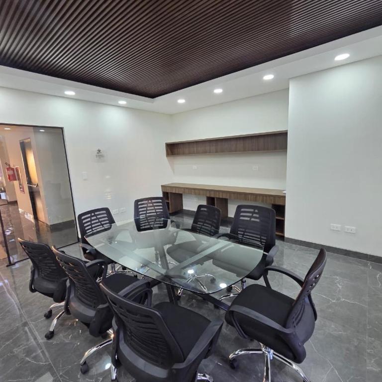 Piscina y gym Suite Top Premium en Equipetrol - One-Bedroom Apartment - 12