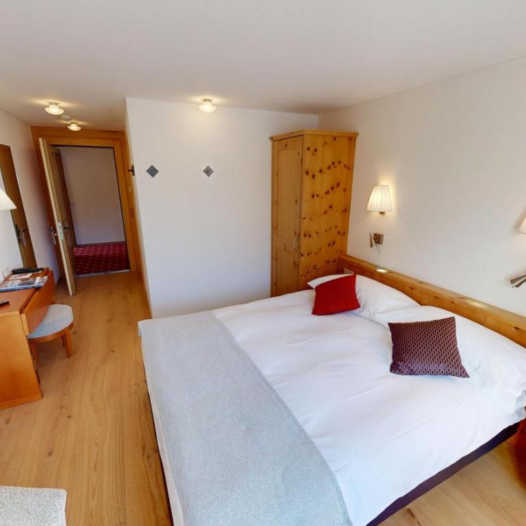 Schweizerhaus Swiss Quality Hotel - Doppelzimmer mit Bergblick - 11