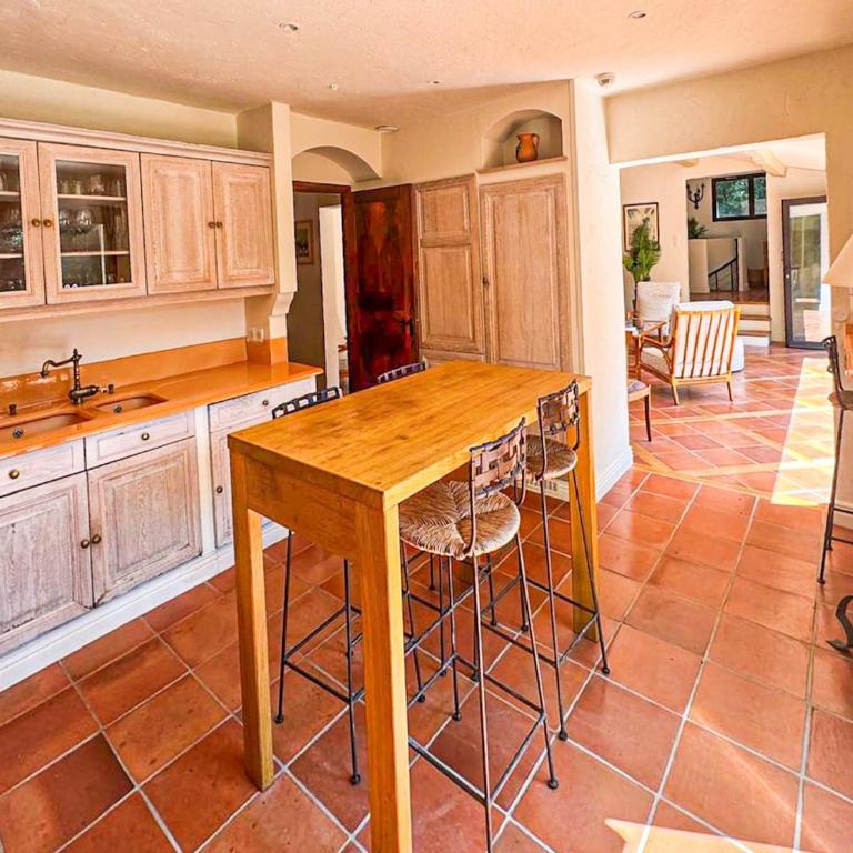 Superbe villa de 5 suites, climatisation, piscine, tennis, hauteurs de St Paul - Villa - 47