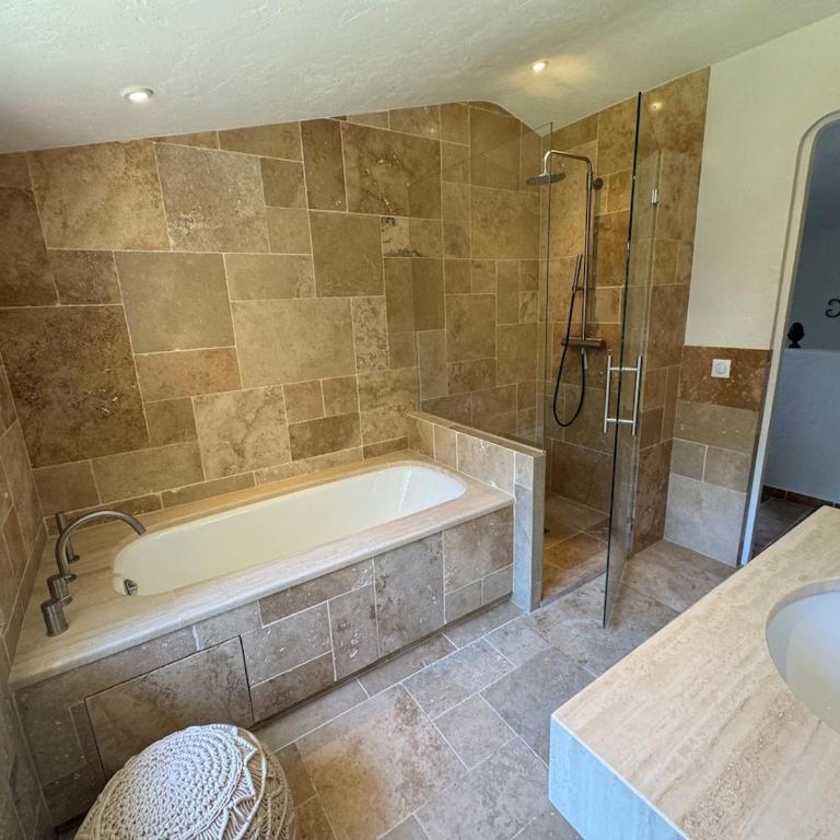 Superbe villa de 5 suites, climatisation, piscine, tennis, hauteurs de St Paul - Villa - 28