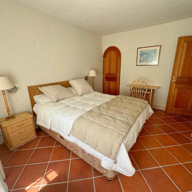 Superbe villa de 5 suites, climatisation, piscine, tennis, hauteurs de St Paul - Villa - 33