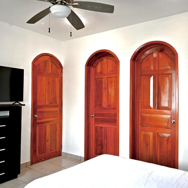 Spacious 3-story private house with ocean view - Five-Bedroom House - 26
