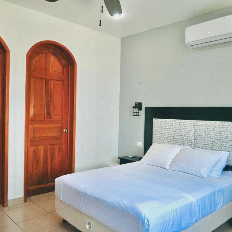 Spacious 3-story private house with ocean view - Five-Bedroom House - 8
