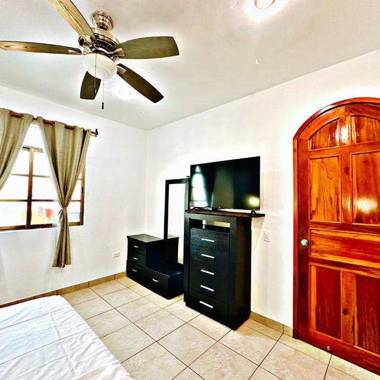 Spacious 3-story private house with ocean view - Five-Bedroom House - 23