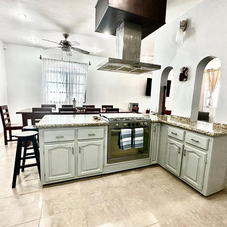 Spacious 3-story private house with ocean view - Five-Bedroom House - 17