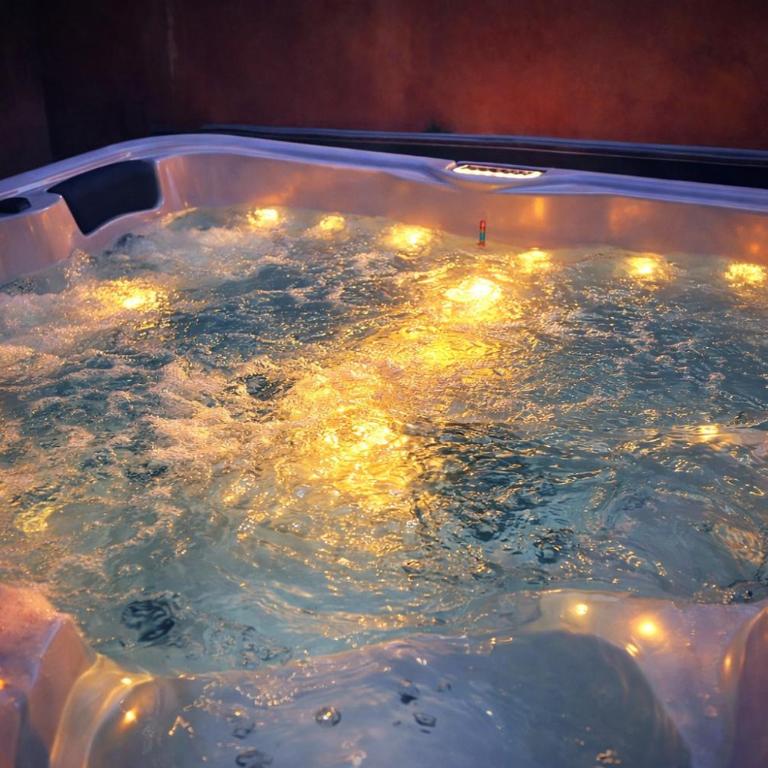 Love Room Jacuzzi Privatif à Martigues - Appartement 1 Chambre - 1