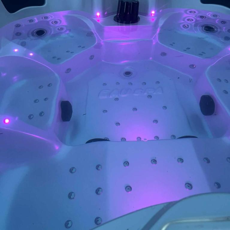 Love Room Jacuzzi Privatif à Martigues - Appartement 1 Chambre - 7