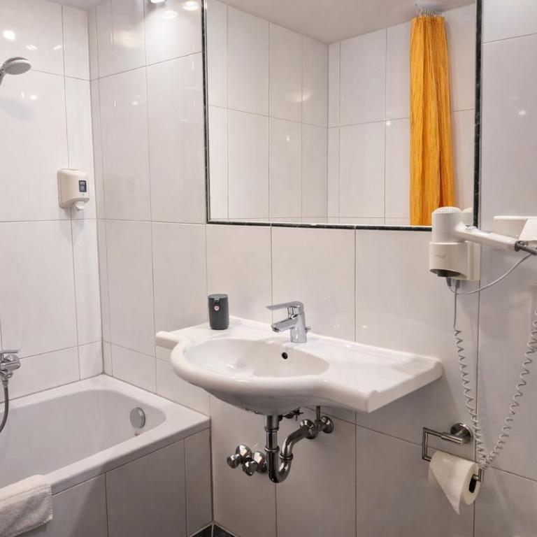 Stadthotel Kramer - Dreibettzimmer mit Badewanne - 6