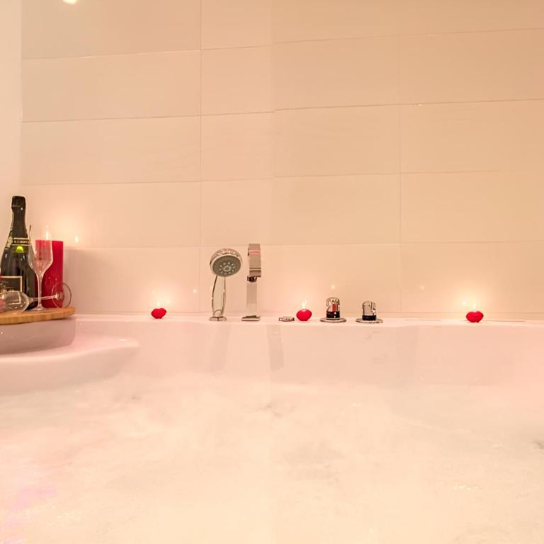 Balnéo hyper centre, Calme, Equipé, Proche gare, Wifi - One-Bedroom Apartment with Spa Bath - 12