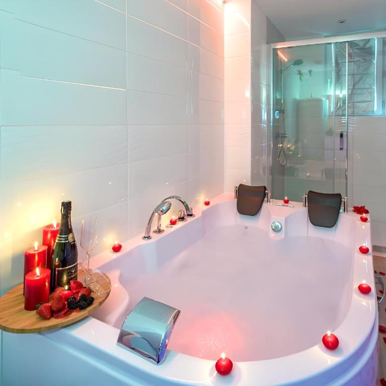 Balnéo hyper centre, Calme, Equipé, Proche gare, Wifi - One-Bedroom Apartment with Spa Bath - 1