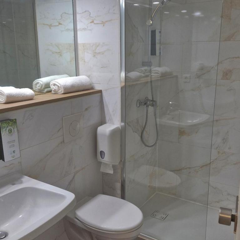 Kyriad Carcassonne - Aéroport - Double Room with free spa access - 2