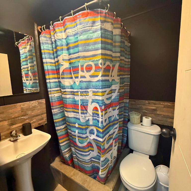 Hostal a una cuadra del Mall con desayuno incluido, aire acondicionado y estacionamiento - Habitación Individual con baño privado - 2