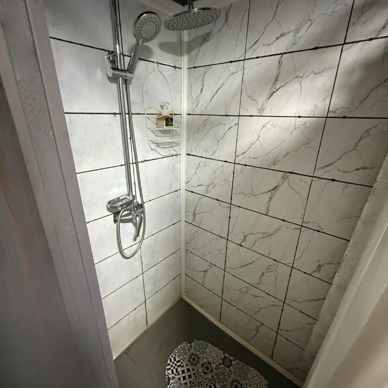 Hostal a una cuadra del Mall con desayuno incluido, aire acondicionado y estacionamiento - Habitación Familiar con baño privado - 1