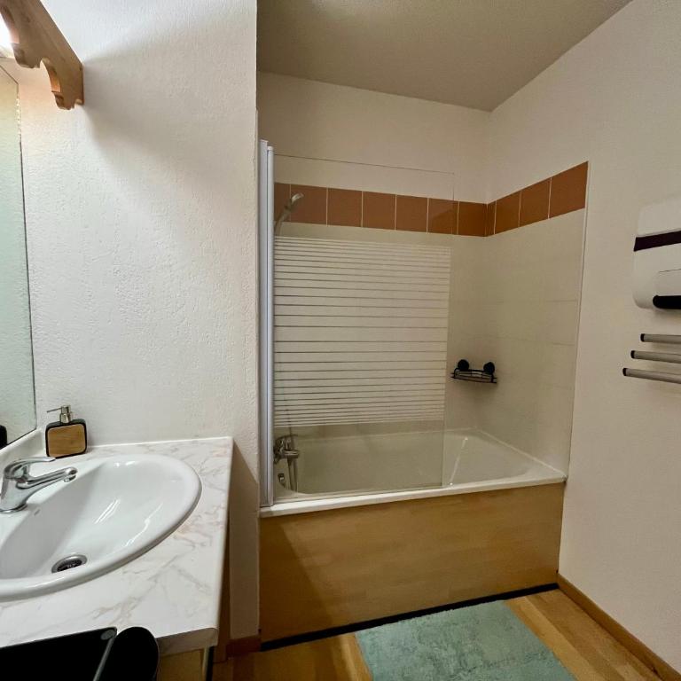 Studio confortable dans résidence avec piscine - One-Bedroom Apartment - 31