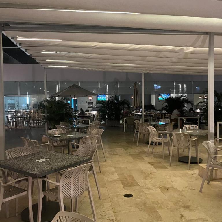 Apartaestudio con hotel y playa - One-Bedroom Apartment - 24