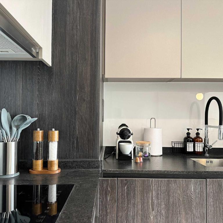 Exclusivo y moderno con A C y estacionamiento - Apartment - 8