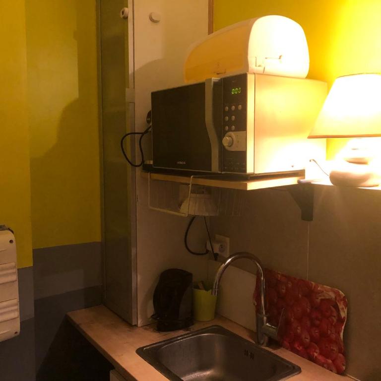 Studio Maryline de 18 m2 - Calme - Rez de chaussée sur patio Privé - Grand Canapé-Lit Clic Clac pour 2 personnes - Kitchenette - Salle de bain - 5 minutes du Métro Brochant de la ligne 13,Bus 54,74 et 31 vers sites touristiques - Appartement 1 Chambre - 13