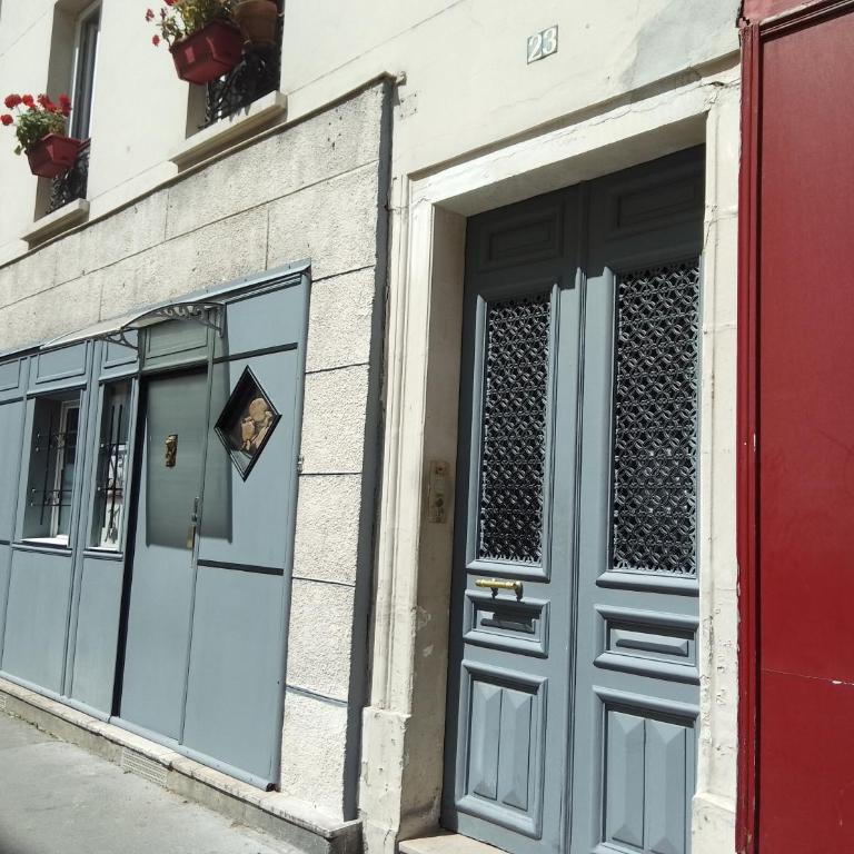 Studio Maryline de 18 m2 - Calme - Rez de chaussée sur patio Privé - Grand Canapé-Lit Clic Clac pour 2 personnes - Kitchenette - Salle de bain - 5 minutes du Métro Brochant de la ligne 13,Bus 54,74 et 31 vers sites touristiques - Appartement 1 Chambre - 4