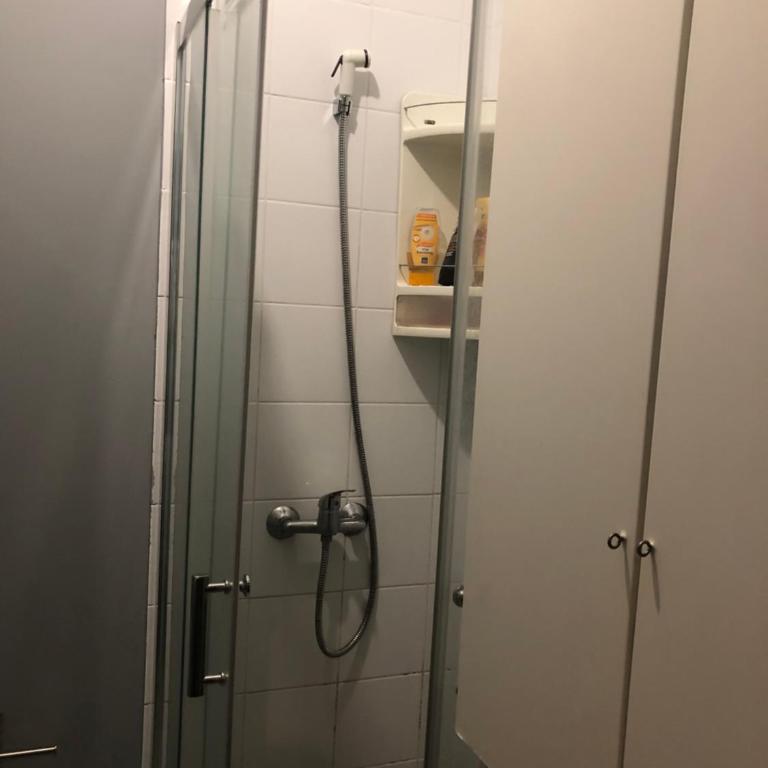 Studio Maryline de 18 m2 - Calme - Rez de chaussée sur patio Privé - Grand Canapé-Lit Clic Clac pour 2 personnes - Kitchenette - Salle de bain - 5 minutes du Métro Brochant de la ligne 13,Bus 54,74 et 31 vers sites touristiques - Appartement 1 Chambre - 17
