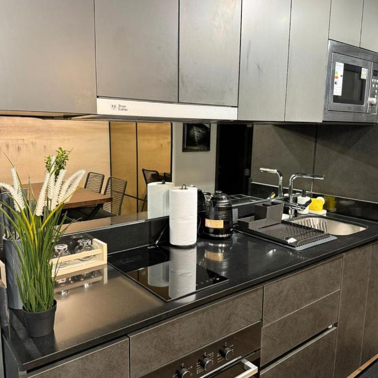 Moderno estudio con aire acondicionado y estacionamiento - One-Bedroom Apartment - 2