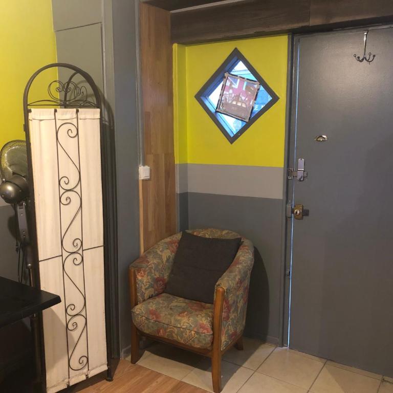 Guest house 40 m2 pour 1,2,3 personnes-Rez de Chaussée sur Rue et Patio-Séjour,Cuisine,SDB,Chambre avec Lit double-2 canapés lit japonais et matelas gonflable-Entrée côté Rue Berzélius-4 m du Métro Brochant lig13- Bus 31,54,74 ers sites touristiques - Appartement 1 Chambre - 15