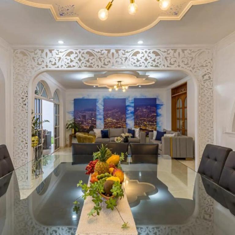 CASA BLANCA, espectacular casa, en la zona más exclusiva de medellín, súper amplia 7 habitaciones, jacuzzi en la terraza - Villa - 2