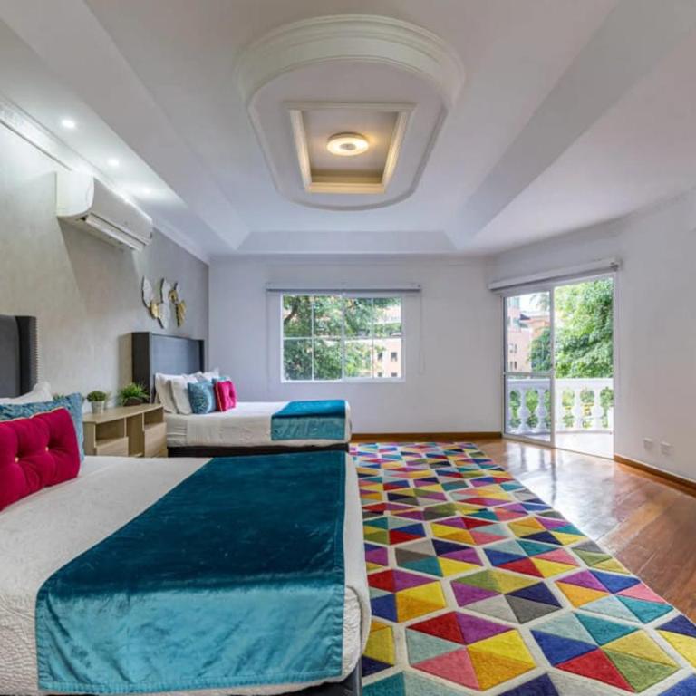 CASA BLANCA, espectacular casa, en la zona más exclusiva de medellín, súper amplia 7 habitaciones, jacuzzi en la terraza - Villa - 35