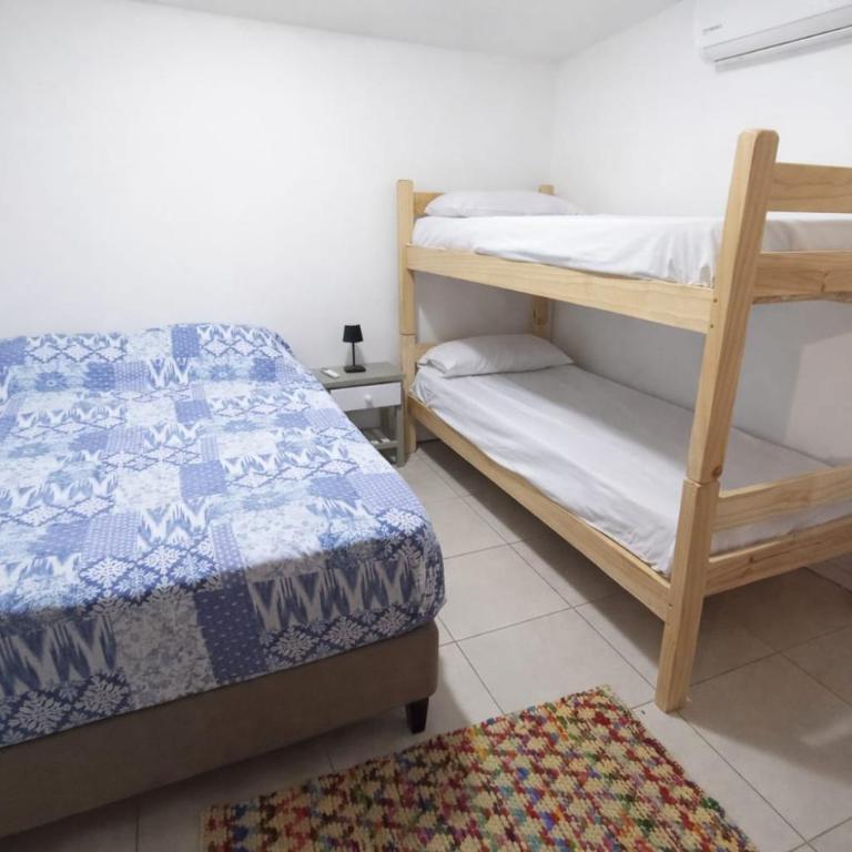 Del Barcito Hostel and Suites - Habitación Triple Básica con baño compartido - 8