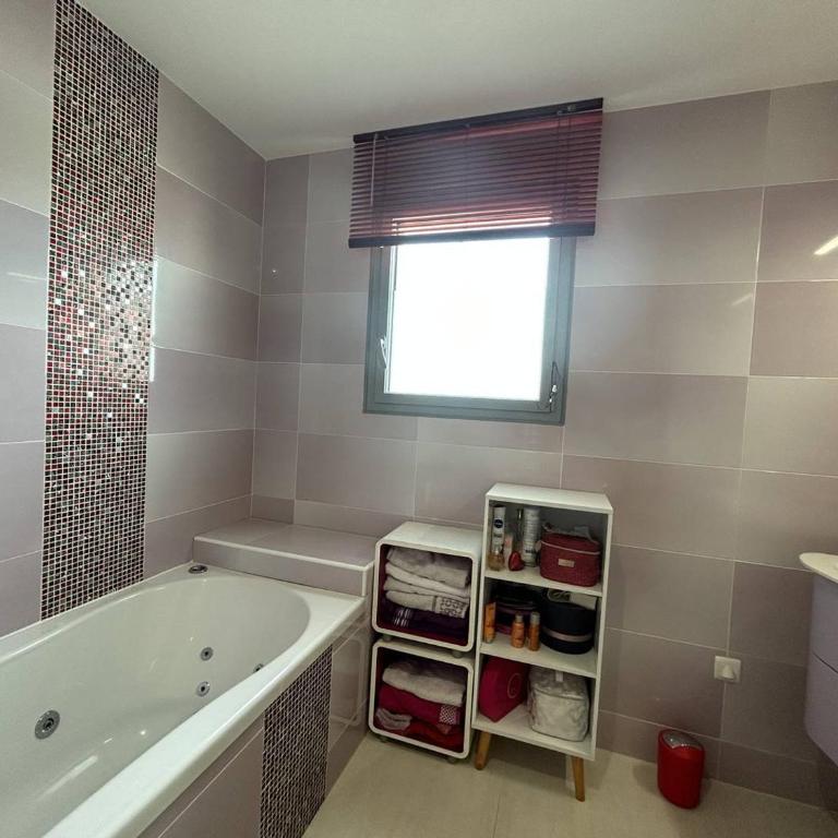 Villa Contemporaine avec Piscine Privée et Climatisation à 15min Plages - FR-1-529-251 - Villa - 16