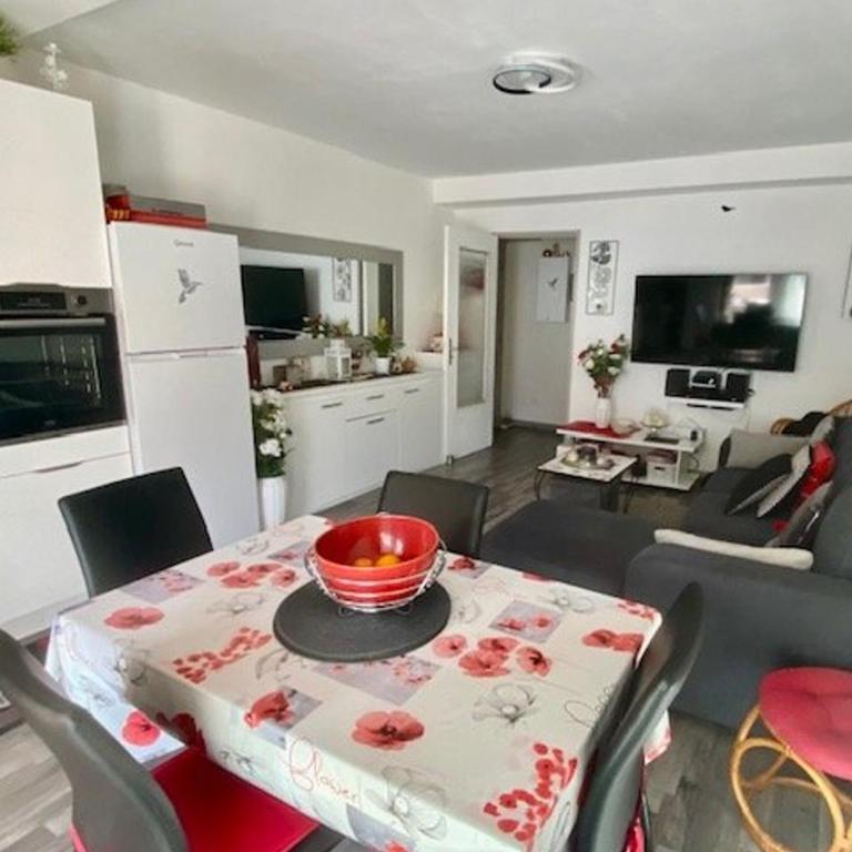 F2 avec Balcon & Parking, Clim Réversible, WiFi, 2 pers - FR-1-703-223 - Appartement - 4