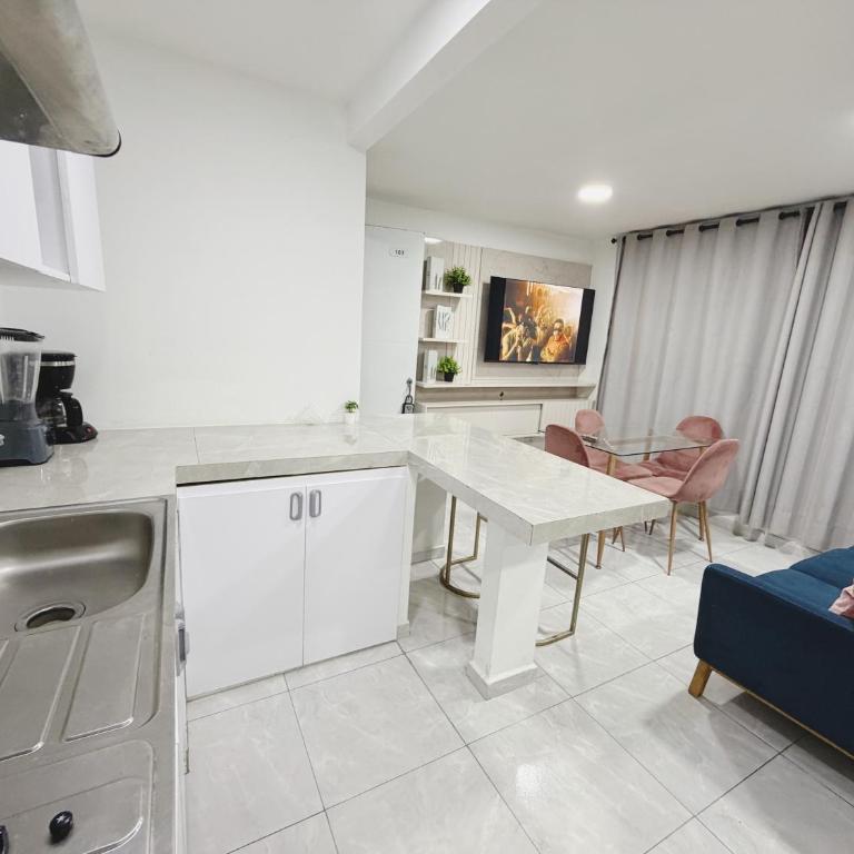 Moderno al norte, Full equipado, Primer piso ,2Aires 6 camas con Patio - Two-Bedroom Apartment - 4