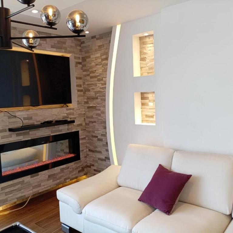 Apartamento de Lujo con Ubicación Privilegiada - Three-Bedroom Apartment - 2
