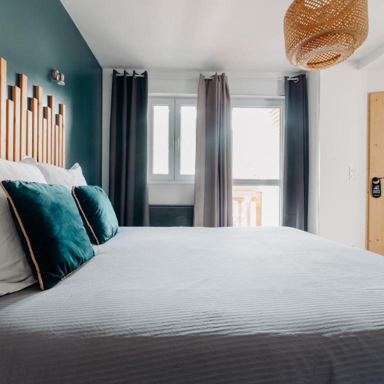 La Villa d'Hélène Chambre d'hôtes BnB - Cluses - Parking Voiture - Moto - Vélo - Chambre Lit King-Size avec Balcon - 3