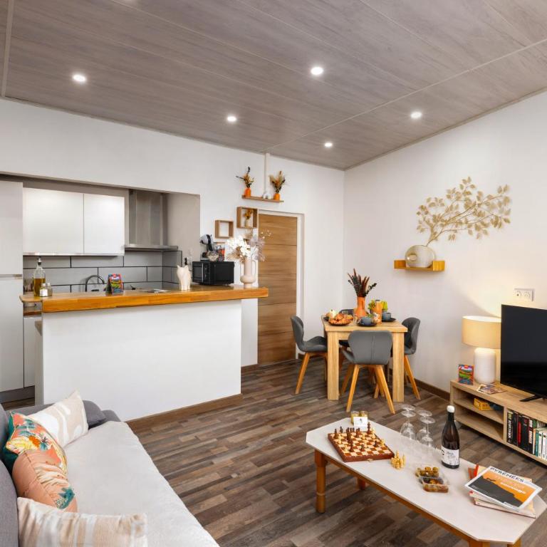 Kavi-T3 Cozy - Medieval City 4 min - Air-Conditioning-Parking - Two-Bedroom Apartment with Terrace - 2